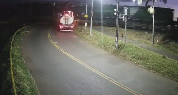 Câmera flagra acidente envolvendo trem e caminhão-tanque em Jandaia