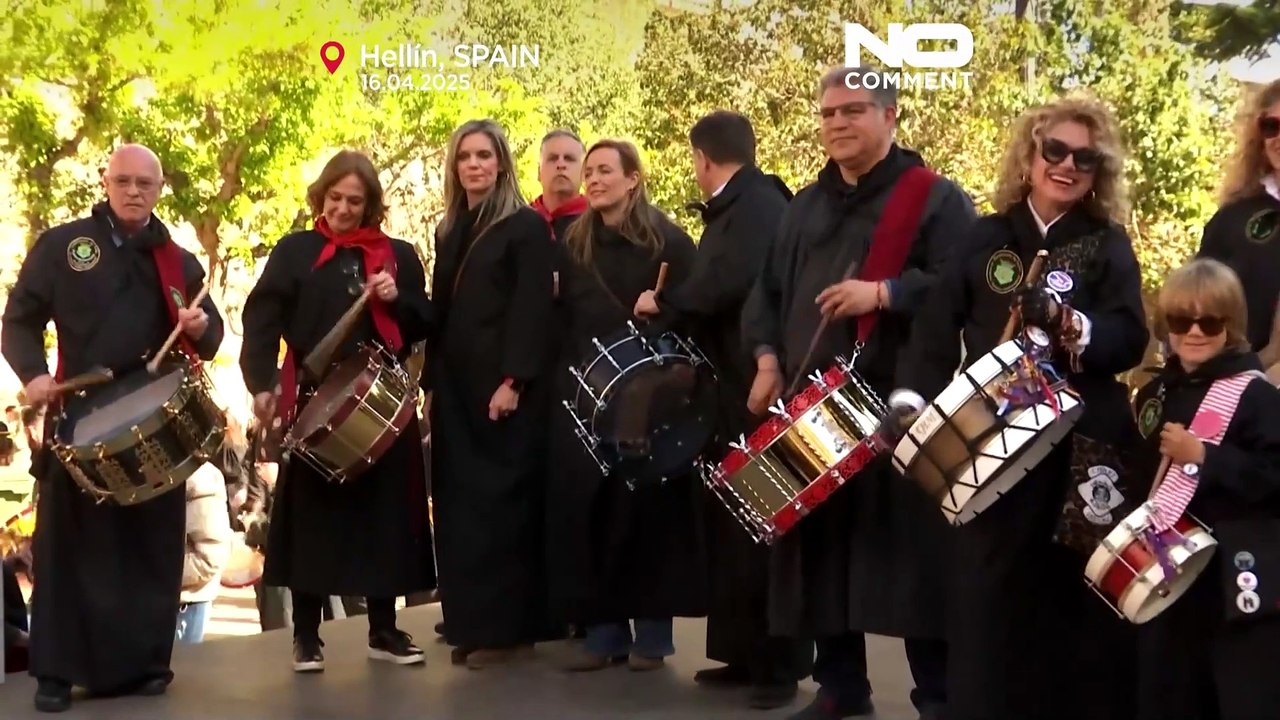 Gli abitanti della città spagnola di Hellín accolgono la Pasqua con tamburi tradizionali