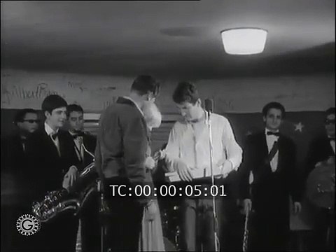 11 Novembre 1964 – Johnny Hallyday Remet le Colt d'Or à Eddy Mitchell (Actualités Gaumont)