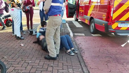 Mulher fica inconsciente ao colidir veículo elétrico em motocicleta no bairro São Cristóvão