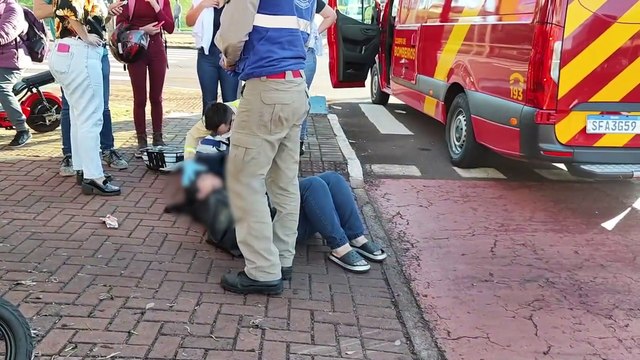 Mulher fica inconsciente ao colidir veículo elétrico em motocicleta no bairro São Cristóvão