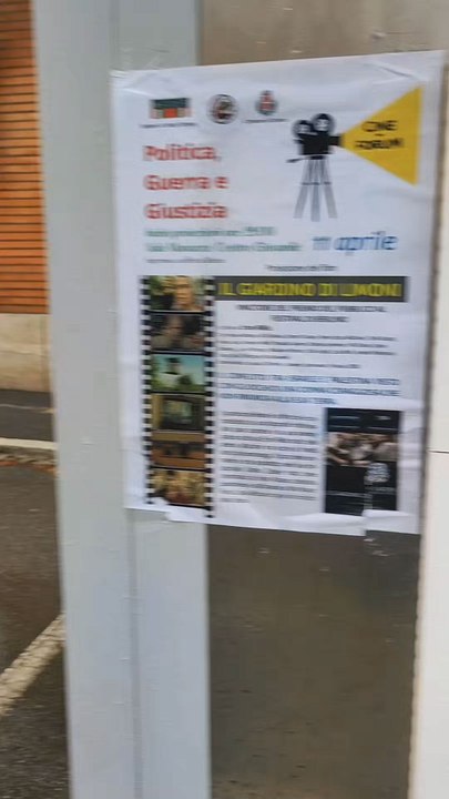 bancomat sotto la pioggia