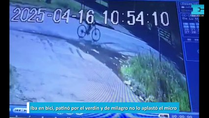 Iba en bici, patinó por el verdín y de milagro no lo aplastó el micro