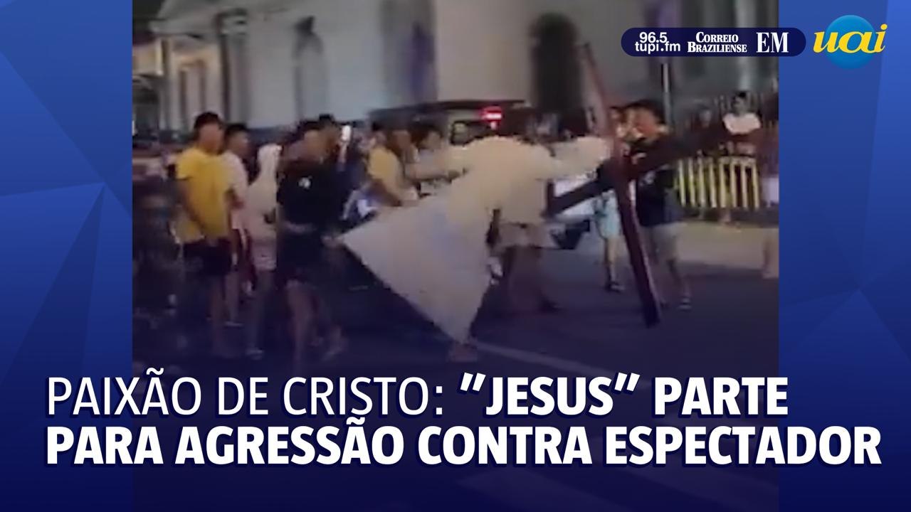 Interpretando Jesus, ator parte para agressão contra espectador