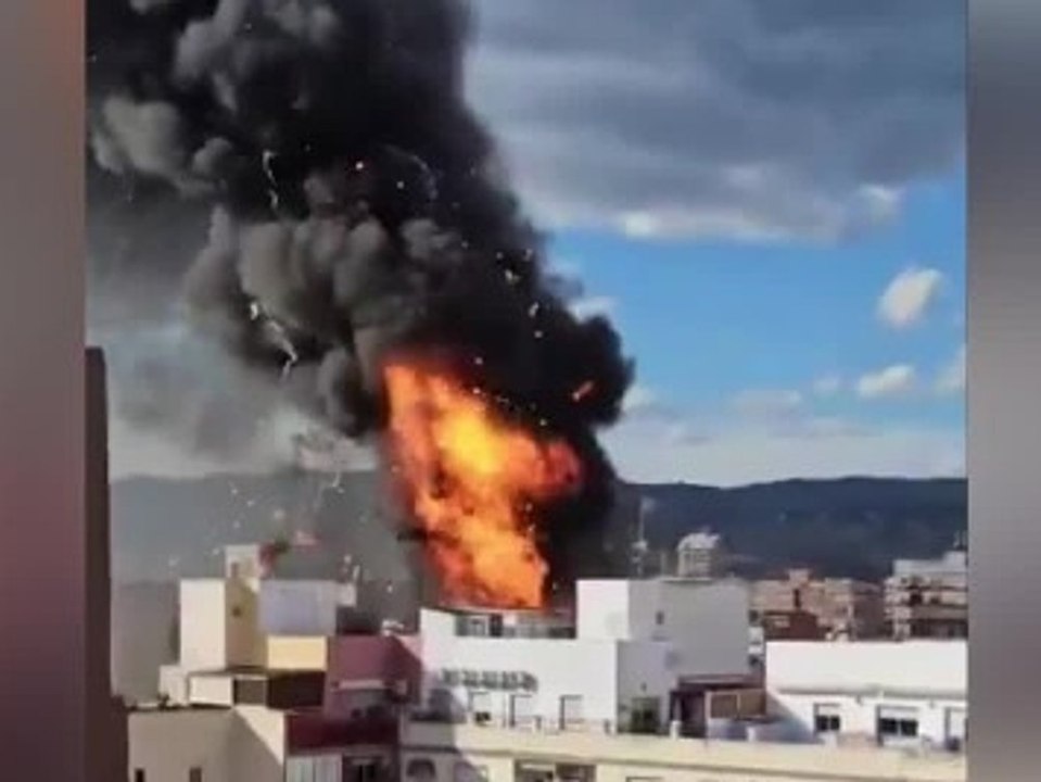 Flammen am spanischen Himmel: Hausbrand schließt Bewohner in Haus ein