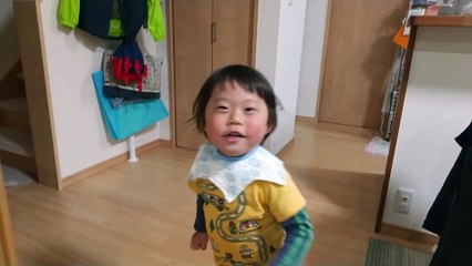 【喃語かわいい】大はしゃぎで走り回る2歳児男の子（発達障がい（知的障害）-自閉性スペクトラム症）