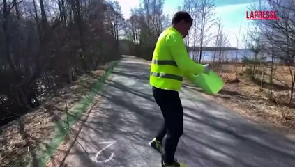 Russia, volontari aiutano i rospi ad attraversare la strada