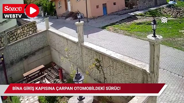 Bina giriş kapısına çarpan otomobildeki sürücü yaralandı