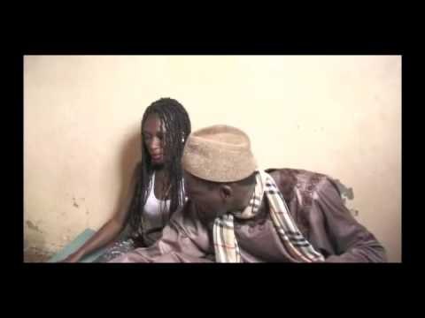 Le marabout tentait de violer la fille, regardez la reaction de la jeune fillle !!!