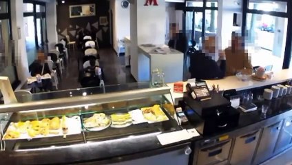 Reggio Emilia, entra al bar e ruba il cellulare di un cliente