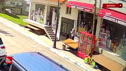 Batman'da kontrolden çıkan otomobil binaya girdi