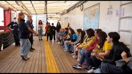Centinaia di persone in visita sulla Ocean Viking a Siracusa