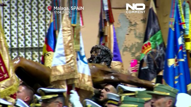 Les membres de la Légion espagnole portent une statue du Christ au défile du Jeudi saint à Malaga