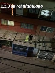 VIDEO: Un hombre saltó desde un edificio y gritó a todo pulmón “¡soy el diablo!”