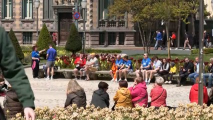 Los aficionados del Rangers disfrutan del sol en Bilbao