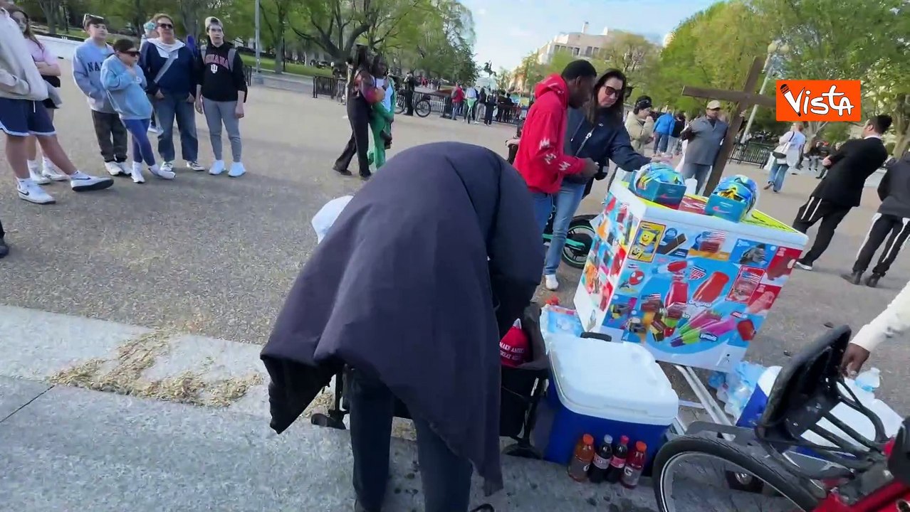 Gadget di Trump in vendita da un ambulante davanti alla Casa Bianca. Sono "Made in China"