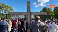 Con una grossa croce di legno alla Casa Bianca, il gesto di un "penitente" prima della Pasqua