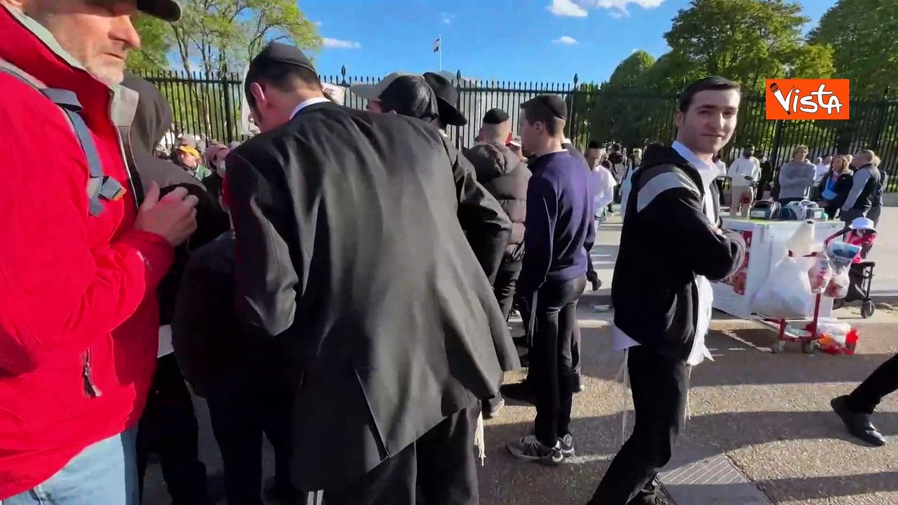 Ebrei ortodossi e manifestanti pro Gaza discutono civilmente davanti alla Casa Bianca