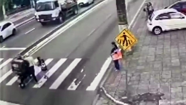 Vídeo mostra momento que mãe e filhas são atropeladas em faixa de pedestres