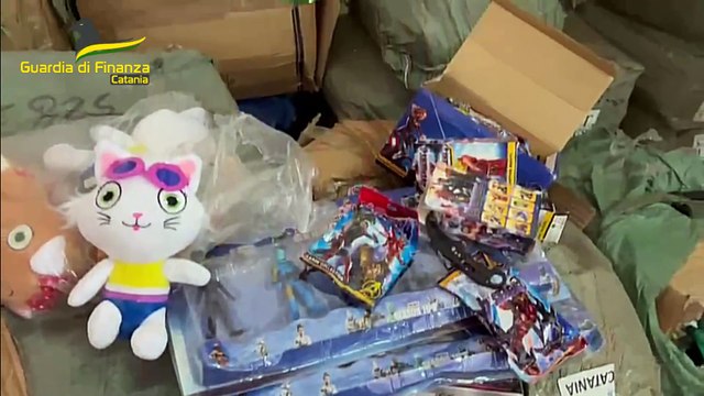 GdiF CATANIA: SCOPERTO DEPOSITO DI PRODOTTI CONTRAFFATTI E CON SEGNI MENDACI NELLA ZONA INDUSTRIALE DI CATANIA. SEQUESTRATI OLTRE 2 MILIONI DI ARTICOLI E DENUNCIATO UN RESPONSABILE. (16.04.25)
