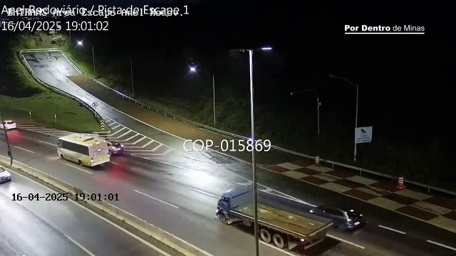 Caminhão perde controle e usa área de escape do Anel Rodoviário, em BH