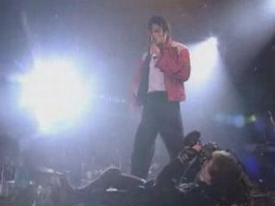 Michael Jackson - Beat It (Dangerous Tour)