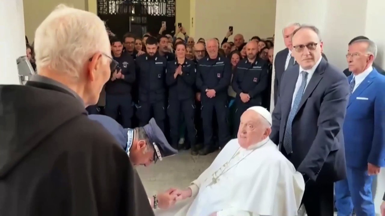 El papa cumple la tradición de visitar una cárcel romana este Jueves Santo