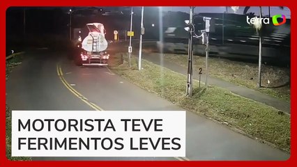Caminhão-tanque é atingido por trem ao tentar cruzar ferrovia, no Paraná