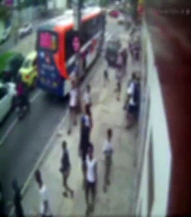 Vídeo: estudantes pedestres e roubam celulares na Zona Norte