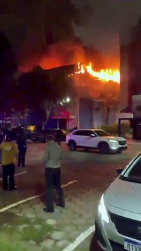 Incêndio de grandes proporções atingiu instalações da PUC em Curitiba. Segundo o Corpo de Bombeiros, universidade foi evacuada e ninguém se feriu. O fogo já foi controlado.