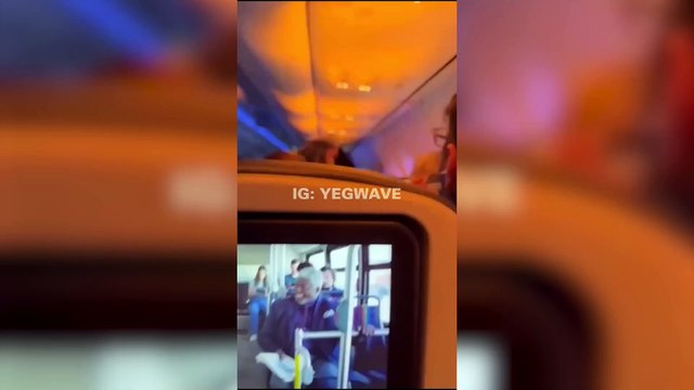 Imágenes de cabina de un B-737 de United aterrizando de emergencia tras chocar con un conejo al despegar de Denver