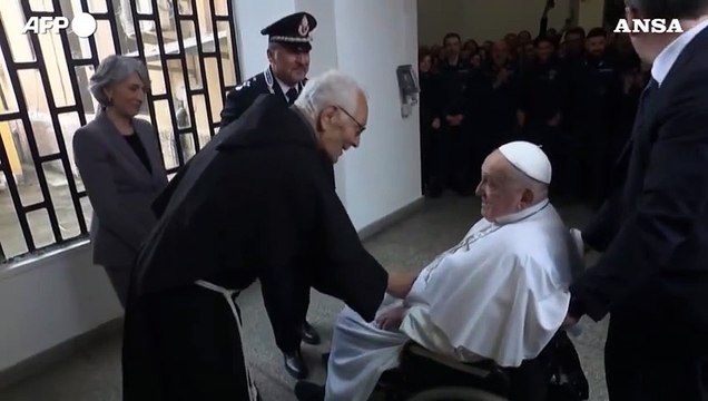 Francesco in visita a Regina Coeli, l'entusiasmo dei detenuti