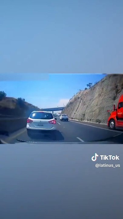 Tremendo robo sobre la autopista a un auto: los cerraron y los bajaron a punta de pistola. Miralo.