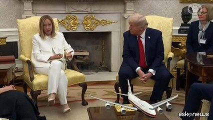 Meloni (in italiano): l'invasore è Putin. E Trump: "Cosa ha detto?