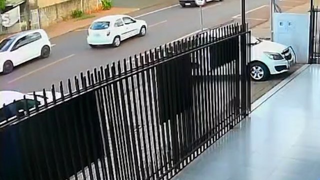 Câmera de segurança flagra batida que envolvo 4 veículos na Rua Leonardo da Vinci em Cascavel