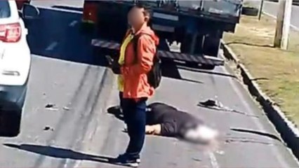 Motociclista tem cabeça esmagada por caminhão; vídeo