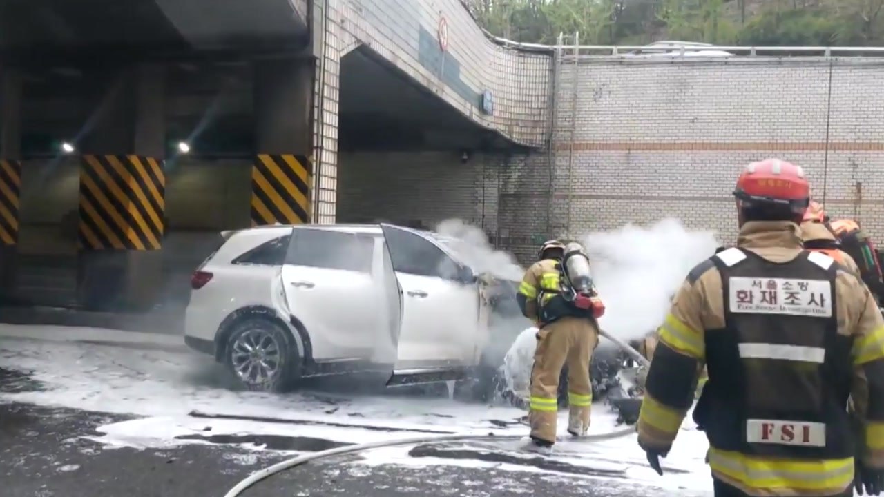 서울 강남구 지하차도 달리던 SUV 차량에 불...다친 사람 없어 / YTN