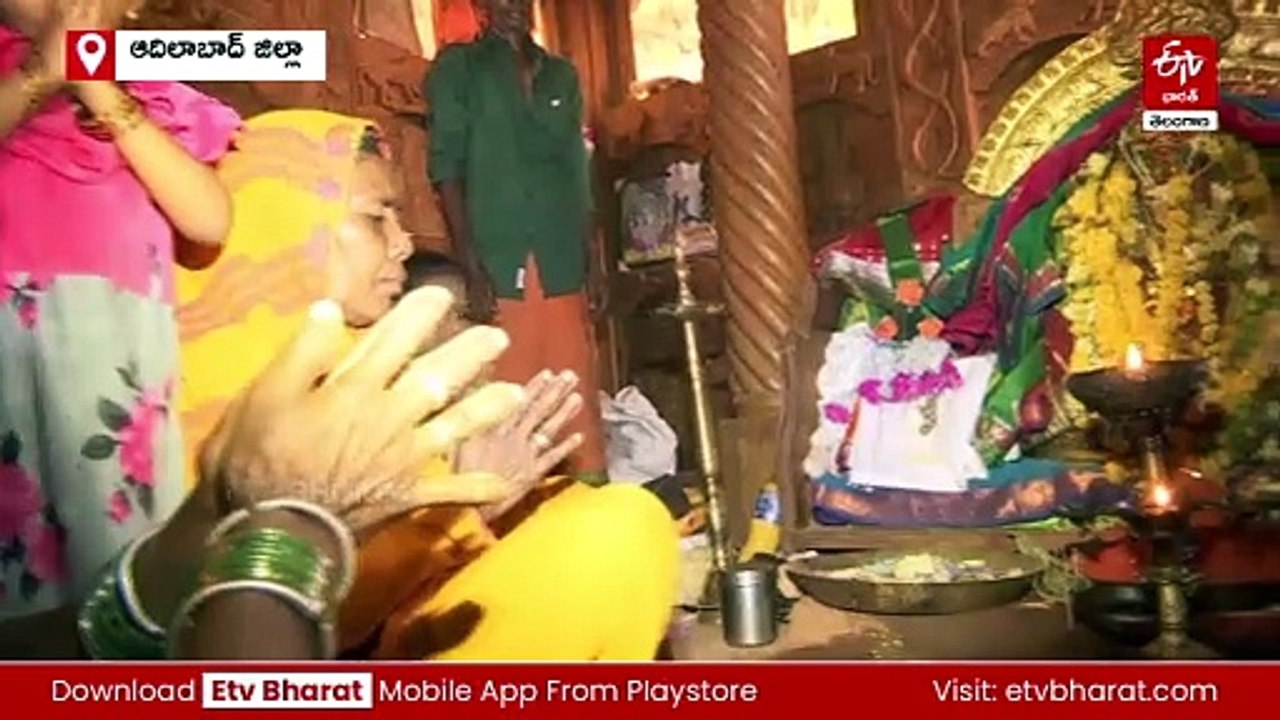 అడవిలో చెక్కతో చేసిన సుందరమైన ఆలయం
