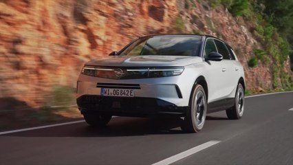 Opel Grandland PHEV in Silver Driving Video