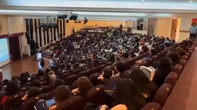 Başhekim 'doğal doğum' dedi: Öğrenciler salonu terk etti