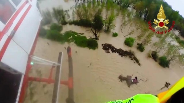 Maltempo in Piemonte, i vigili del fuoco salvano un uomo intrappolato nel mare di fango a Brusasco