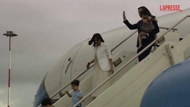 Roma, Vance arriva a Ciampino insieme alla moglie Usha con la figlia in braccio