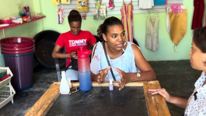 Su amiga le hizo las u as y no le pago por ser amigas    El Haitiano Compale