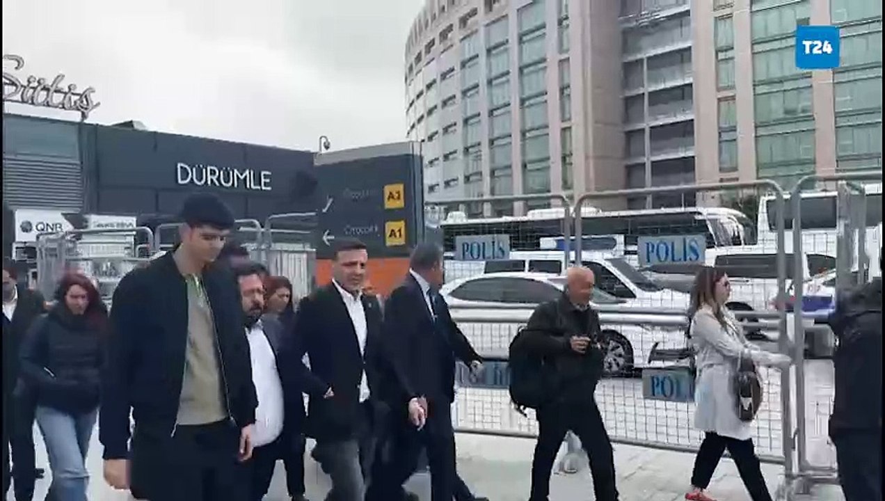 CHP İstanbul İl Başkanı Özgür Çelik ve PM Üyesi Berkay Gezgin, öğrencilerin davalarını takip etmek için Çağlayan Adliyesi’nde