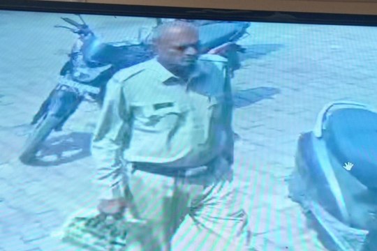 Constable theft mobile: मोबाइल चोरी करते आरक्षक सीसीटीवी कैमरे में कैद, Video हो रहा है वायरल- See Video