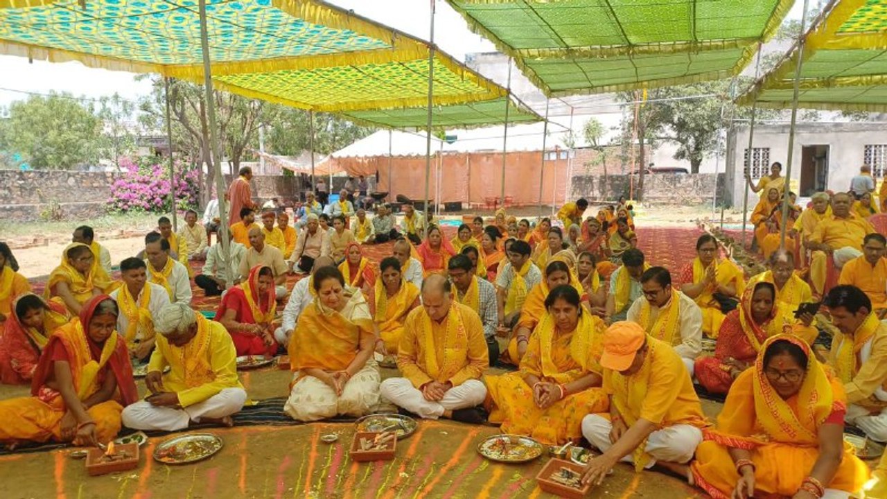 24 कुंडीय गायत्री महायज्ञ : विश्व कल्याण की भावना से हवन कुंड में अर्पित की आहुतियां