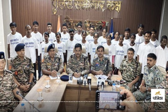 CG Naxal Surrender: सुकमा में 9 महिला समेत 22 नक्सलियों ने किया सरेंडर, देखें Video..