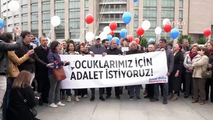 Tutuklu gençlerin aileleri İstanbul Adliyesi'nin önünde balon uçurdu