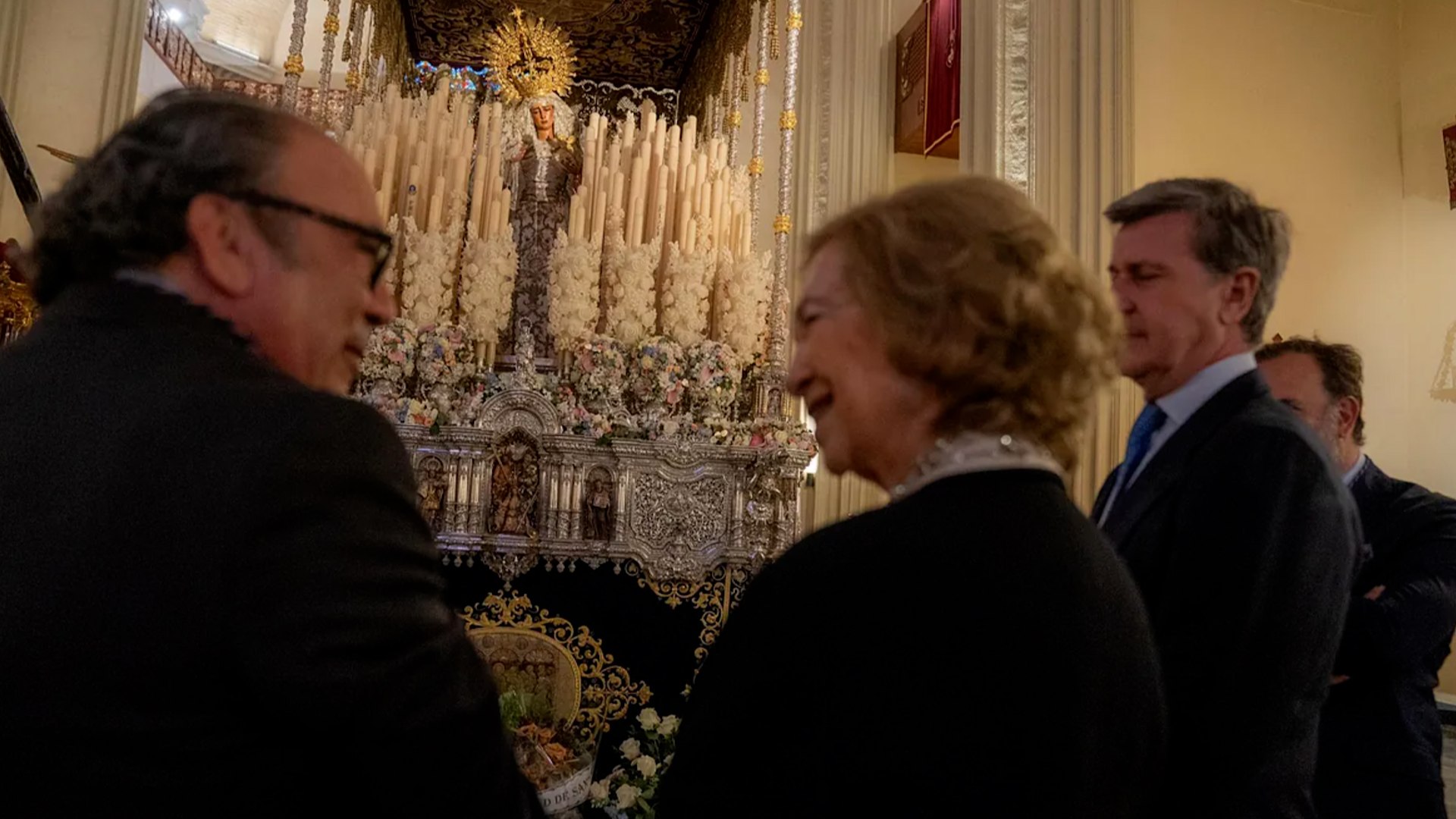 La Reina Em�rita de Espa�a, la reina Sof�a, ha visitado la Semana Santa de Sevilla este Jueves Santo, previo a la solemne Madrugada hispalense, c�nit de las celebraciones de la capital andaluza.
