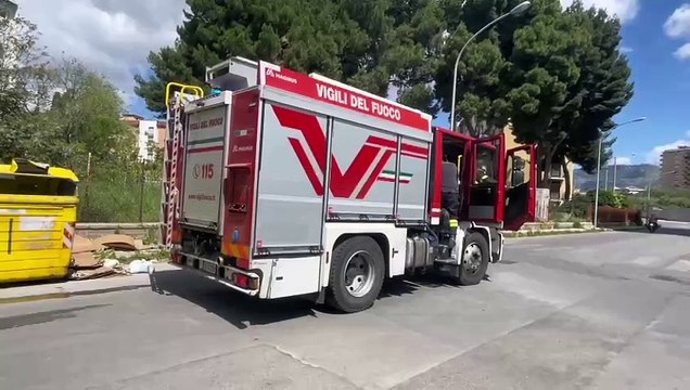 Incendiati i cassonetti per la raccolta della carta e della plastica, attimi di paura in via Pio La Torre a Palermo